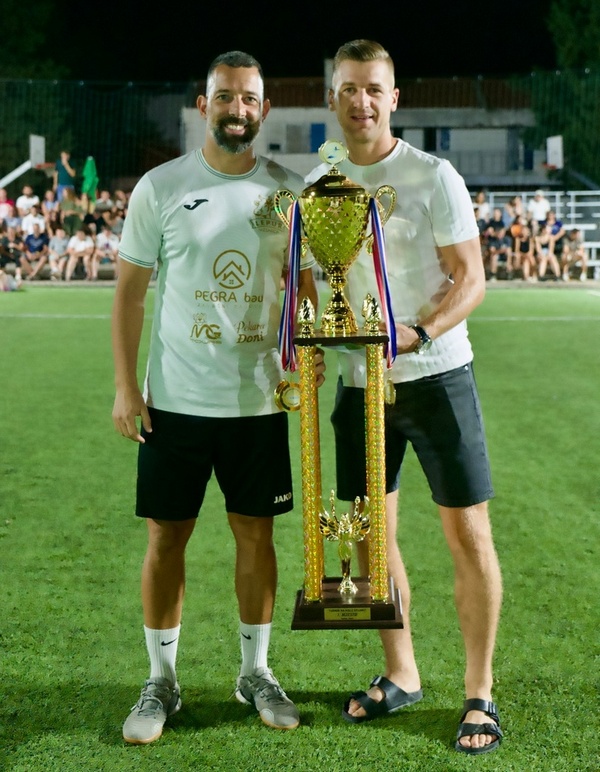 x Pobjednički pehar Mesnice Lepur -uručio Mateo Erceg